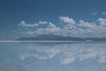 Foto de un salar, a 3400 metros sobre el nivel del mar. y las nubes que se reflejan sobre el agua.