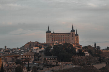 Fototapeta na wymiar El Alcázar de Toledo es una fortificación histórica de carácter civil y militar, ubicada en la parte más alta de la ciudad española de Toledo.