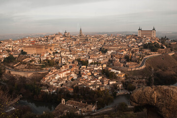 Fototapeta na wymiar Toledo es una antigua ciudad ubicada en una colina sobre las llanuras de Castilla-La Mancha, en España central. 