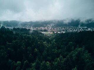 Freiburg in den Wolken von oben bei Regen