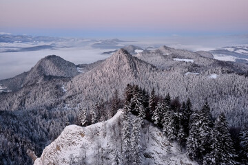 Zimowy wschód słońca na Okrąglicy. W tle Tatry.	