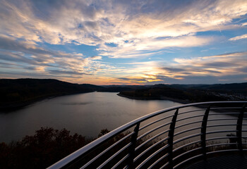 Biggesee Talsperre Stausee Damm Reservoir Aussicht Panorama Horizont Abend Stimmung Sonnenuntergang romantisch Plattform Geländer Himmel Farben Sauerland Deutschland Weite Oktober Herbst 