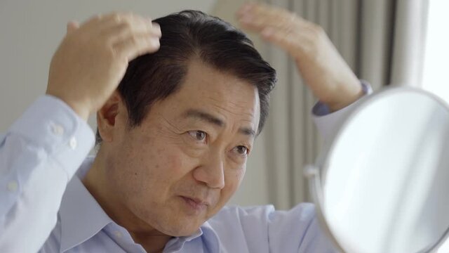 ヘアセットをするミドル男性