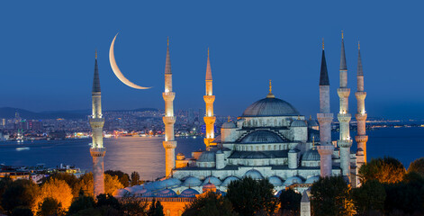 Obraz premium The Blue Mosque with crescent moon (new moon) (Sultanahmet), Istanbul, Turkey.