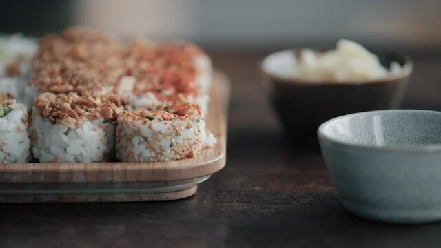 Elle mange des sushis au restaurant.