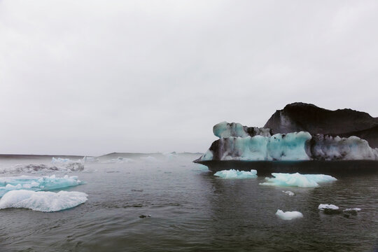 J&radic;&part;kuls&radic;&deg;rl&radic;&ge;n glacial lake in Iceland