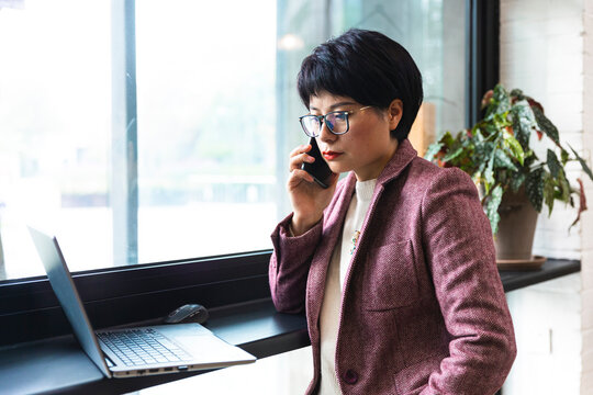 Asian businesswoman working in cafe