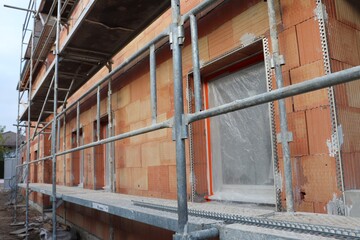 Echafaudage le long d'un immeuble en construction, ville de Corbas, France