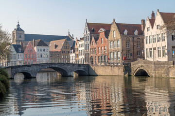 Fototapeta premium Canaux de Bruges en Belgique avec des reflets