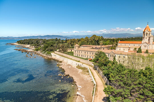 Monast&egrave;re de l'abbaye de L&eacute;rins sur l'&icirc;le Saint Honorat &agrave; CAnnes sur la C&ocirc;te d'Azur