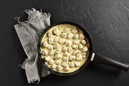 Swedish Meatballs With White Creamy Sauce