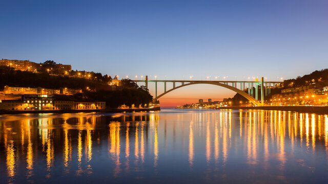 "Mar&radic;&ne;a P&radic;&ne;a Bridge" in Porto, Portugal