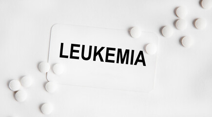 Obraz premium On the card text LEUKEMIA, next to the white tablets.