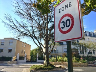 Panneau de limitation de vitesse &agrave; 30 km/h