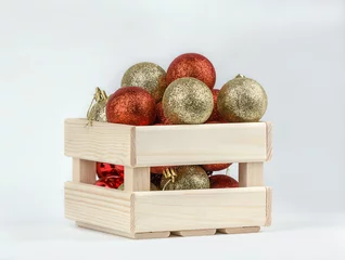 Rolgordijnen Rode en gele kerstbal decor in houten kist op witte houten tafel. © Albert Ziganshin