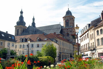 Ville de Saint-Avold, La Place de la Victoire et l’abbatiale Saint-Nabor fondée en 722, département de Moselle, France