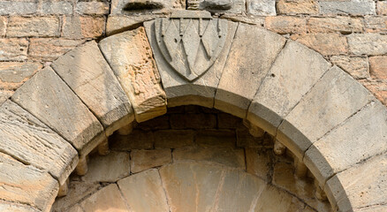Blason  sur le porche du château d'Arques, France