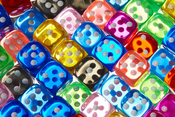 Mehrere bunte Spielwürfel für Gesellschaftsspiele und Glücksspiele.