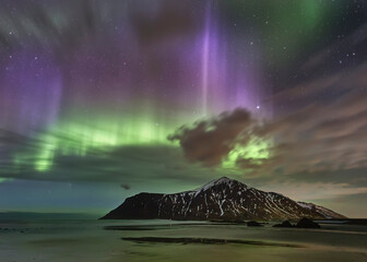 Fototapeta na wymiar aurora boreal en la playa noruega