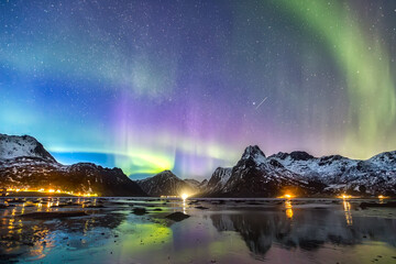 Fototapeta na wymiar aurora boreal sobre el agua noruega