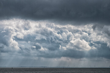 Dunkle Wolken über der Nordsee bei Wilhelmshaven, Niedersachsen, Deutschland