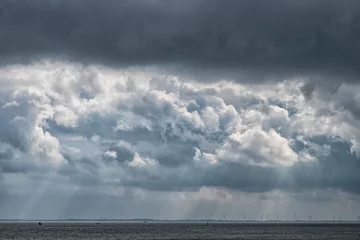 Foto auf Acrylglas Dunkle Wolken über der Nordsee bei Wilhelmshaven, Niedersachsen, Deutschland © kama71