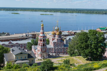 Obraz premium view of the church of the cathedral of the virgin on a sunny day