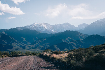 camino en cordillera de los andes mendoza argentina