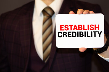 Obraz premium ESTABLISH CREDIBILITY word concept on sticker on the keyboard