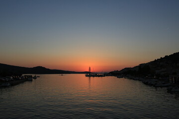 Fototapeta na wymiar sunset over the harbor
