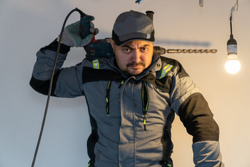 a worker fooling around with a puncher putting it on his shoulder like a machine gun