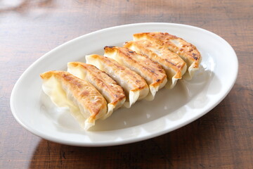 食卓の焼き餃子