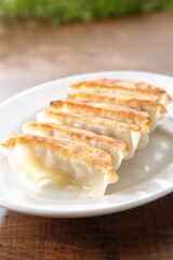 食卓の焼き餃子