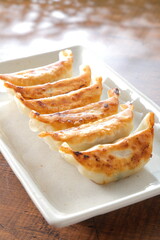 食卓の焼き餃子
