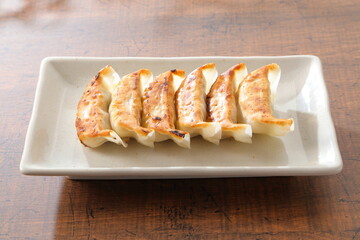 食卓の焼き餃子