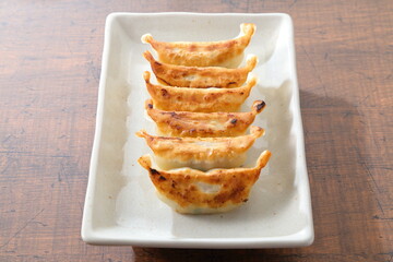 食卓の焼き餃子