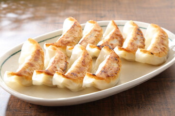 食卓の焼き餃子