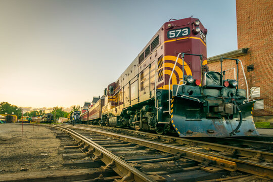 A Historic Locomotive That Takes Tourists Through The New Hampshire Mountains