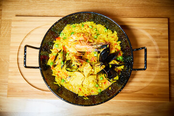 rise and shrimp in a pan