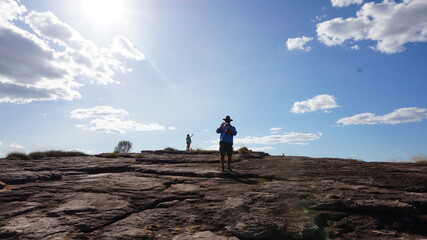 Wanderer auf einem Berg mit strahlend blauem Himmel