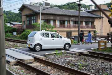 踏み切りを通過する軽自動車