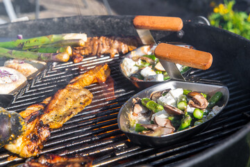 Grillen auf Holzkohlegrill