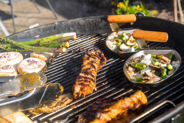 Grillen auf Holzkohlegrill