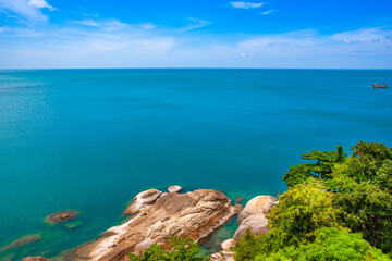 Fototapeta premium Beautiful tropical landscape of the green coast of Koh Samui island
