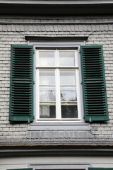 Fenster eines Wohnhauses mit Fensterladen