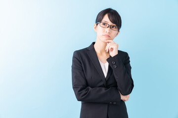 考える女性　ビジネス