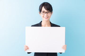 Naklejka premium ホワイトボードを持つ女性 ビジネス