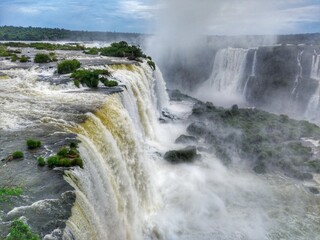 Fototapeta premium Cataratas do Iguaçu (Iguazu Falls) - Foz do Iguaçu, Paraná, Brasil Iguaçu Falls are waterfalls of the Iguazu River on the border of Argentina and Brazil.They make up the largest waterfall in the world
