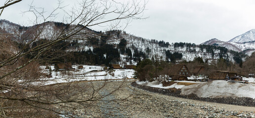 日本　岐阜県、白川郷の合掌造り集落のであい橋からの風景