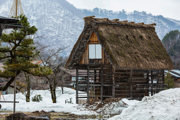 Fototapeta na wymiar 日本　岐阜県、白川郷の合掌造り集落の雪に囲まれた民家